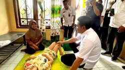 Bupati Sidoarjo Serahkan Bantuan Kursi Roda Kepada Warga Prambon