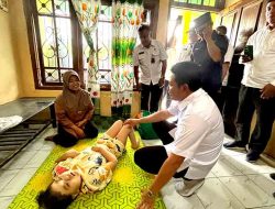 Bupati Sidoarjo Serahkan Bantuan Kursi Roda Kepada Warga Prambon