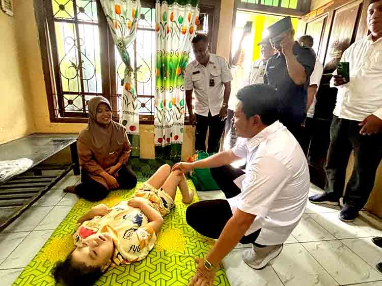 Bupati Sidoarjo Serahkan Bantuan Kursi Roda Kepada Warga Prambon