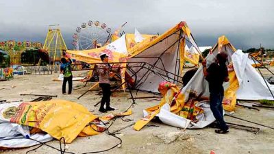 Gerak Cepat Pamapta Polres Lamongan Bantu Evakuasi Kejadian Puting Beliung di Lapangan Gajah Mada