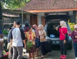 SDN Tales 3 Gelar Jumat Berkah “Sayur Gemayur”, Bagikan Ratusan Paket Sayur di Jalan Raya Tales