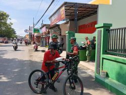 Danramil 02/Taman Pimpin Kegiatan Jumat Berkah, Bagikan Nasi Kotak kepada Warga