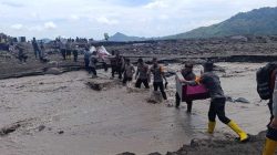 Personel Gabungan Polda Jatim Lakukan Aksi Kemanusiaan Pascabanjir Lahar Semeru di Lumajang