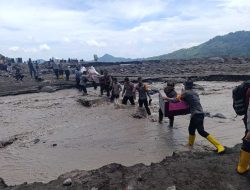 Personel Gabungan Polda Jatim Lakukan Aksi Kemanusiaan Pascabanjir Lahar Semeru di Lumajang