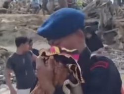 Aksi Heroik Brimob Gendong Bayi Seberangi Jembatan Nyaris Roboh di Tapanuli Selatan