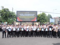 Kapolres Kediri Kota Berikan Penghargaan kepada 53 Personel Berprestasi