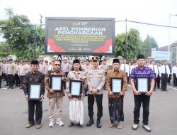 Kapolres Kediri Kota Berikan Penghargaan kepada Tokoh Masyarakat Berkontribusi dalam Harkamtibmas