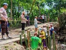 Hujan Deras Picu Longsor, Polsek Modo Bergerak Cepat Selamatkan Ruas Jalan Penghubung Dua Dusun
