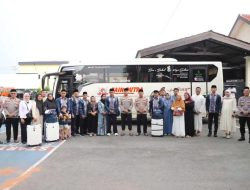 Sore yang cerah Kapolres Kediri melepas 5 Personel berangkat melaksanakan ibadah umroh