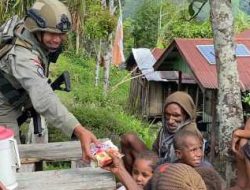 Patroli Humanis Satgas Ops Damai Cartenz di Kampung Apom Kiwirok, Pererat Kedekatan dengan Warga