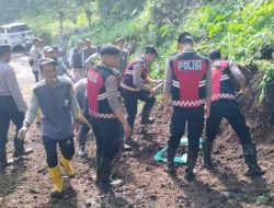 Polres Probolinggo Bersama Warga Bersihkan Material Pascabanjir Bandang di Tiris