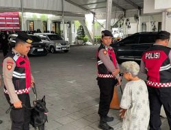 Ops Lilin Semeru Polda Jatim Libatkan Unit K9 Ditsamapta Laksanakan Patroli dan Sterilisasi Gereja