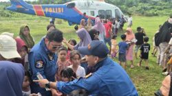 Pilot dan Kru Helikopter Salurkan Amanah Al-Qur’an untuk Anak-Anak Terdampak Banjir di Aceh Tamiang