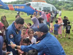 Pilot dan Kru Helikopter Salurkan Amanah Al-Qur’an untuk Anak-Anak Terdampak Banjir di Aceh Tamiang