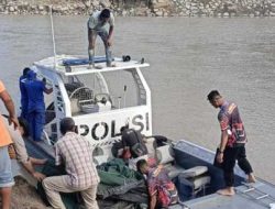 Polri Siagakan Swam Boat di Kutablang Bireuen, Bantu Mobilitas Warga Pascabencana