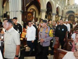 Tinjau 2 Gereja, Kapolri Pastikan Pengamanan dan Pelayanan Misa Malam Natal