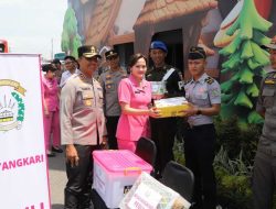 Beri Dukungan, Kapolres Kediri Bagikan Bingkisan Kepada Petugas Jaga Pospam Nataru