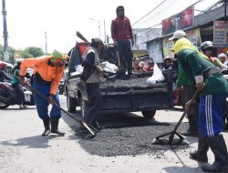 Wabup Sidoarjo Pantau Satgas Jalan Dinas PUBMSDA Sidoarjo Perbaiki Jalan Rusak