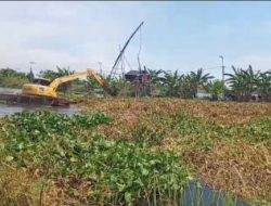 Mitigasi Bencana Banjir, PU SDA Jawa Timur dan kabupaten Lamongan Lakukan Pembersihan Enceng Gondok