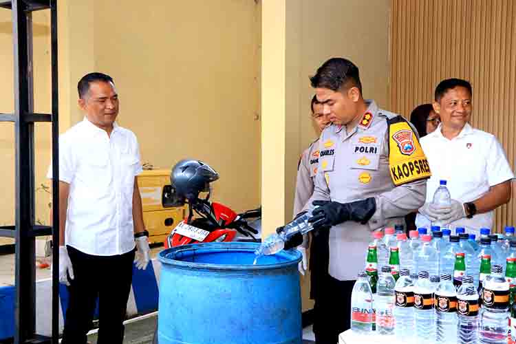 Jelang Tahun Baru, Polres Ngawi Musnahkan Barang Bukti Miras