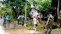 Koramil 1426-05/Marbo, Bersama Pemerintah Desa dan Warga Kerja Bakti Bersihkan Pinggir Jalan