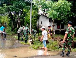 Koramil 1426-05/Marbo, Bersama Pemerintah Desa dan Warga Kerja Bakti Bersihkan Pinggir Jalan