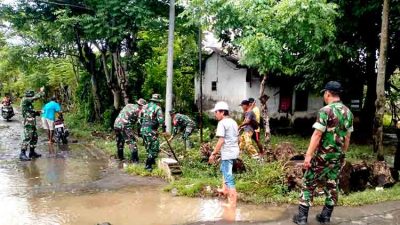 Koramil 1426-05/Marbo, Bersama Pemerintah Desa dan Warga Kerja Bakti Bersihkan Pinggir Jalan