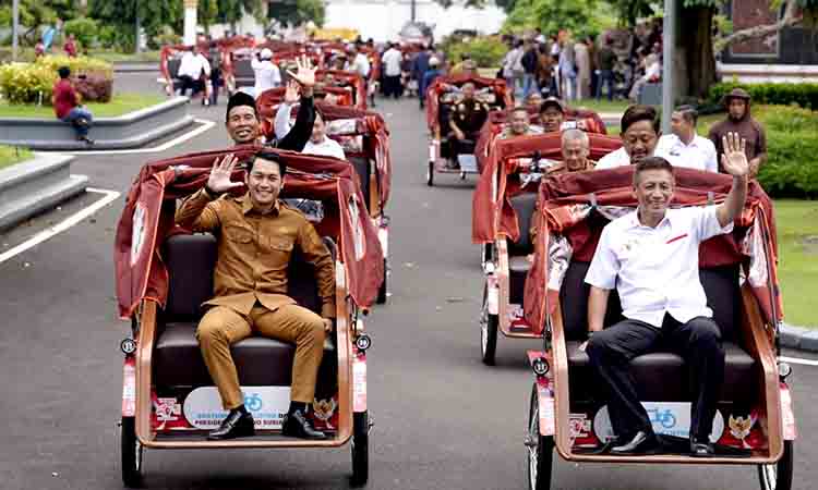 Mas Lindra Distribusikan 100 Becak Listrik