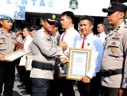 Polres Lamongan Gelar Pemberian Penghargaan Personel Berprestasi dan Masyarakat yang Bantu Tugas Polri