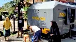 Polri dan BPBD Padang Salurkan Air Bersih ke Lokasi Terdampak Pascabencana