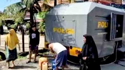 Polri dan BPBD Padang Salurkan Air Bersih ke Lokasi Terdampak Pascabencana