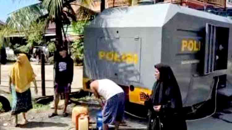 Polri dan BPBD Padang Salurkan Air Bersih ke Lokasi Terdampak Pascabencana