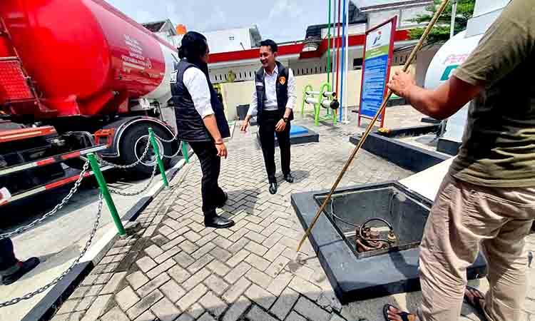 Sat Reskrim Polres Ngawi Cek SPBU Imbas Antrian Panjang