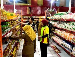 Satgas Pangan Polres Ngawi Lakukan Pengawasan Bapokting di Supermarket