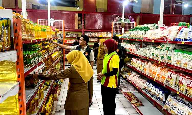 Satgas Pangan Polres Ngawi Lakukan Pengawasan Bapokting di Supermarket