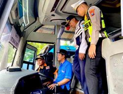 Satlantas Polres Lamongan Intensifkan Ramp Check dan Tes Urine Awak Bus Jelang Natal dan Tahun Baru