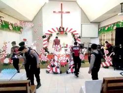 Jelang Ibadah, Polres Bojonegoro Lakukan Sterilisasi Gereja