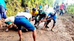 Babinsa Gotong Royong Bersihkan Material Tanah yang Menutup Akses Jalan Penghubung Desa