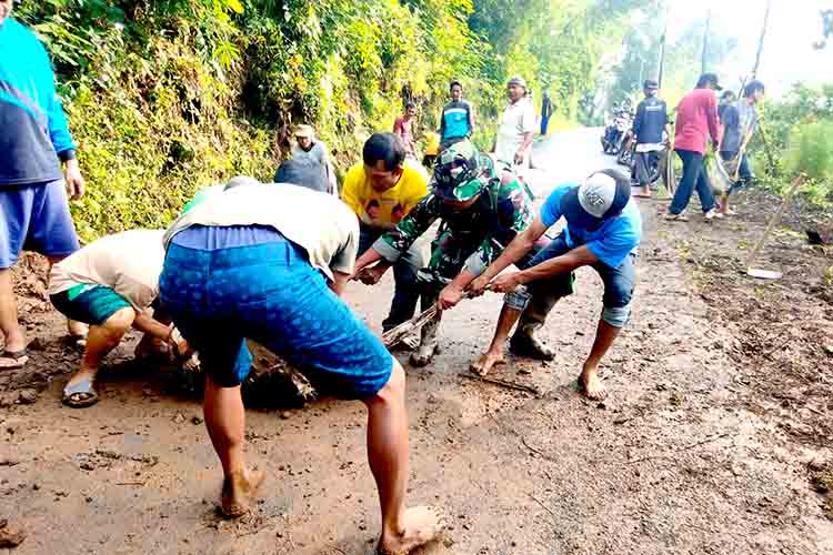 Babinsa Gotong Royong Bersihkan Material Tanah