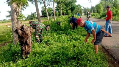 Babinsa Koramil Polsel Gelar Kerja Bakti Bersihkan Lingkungan Bersama Warga