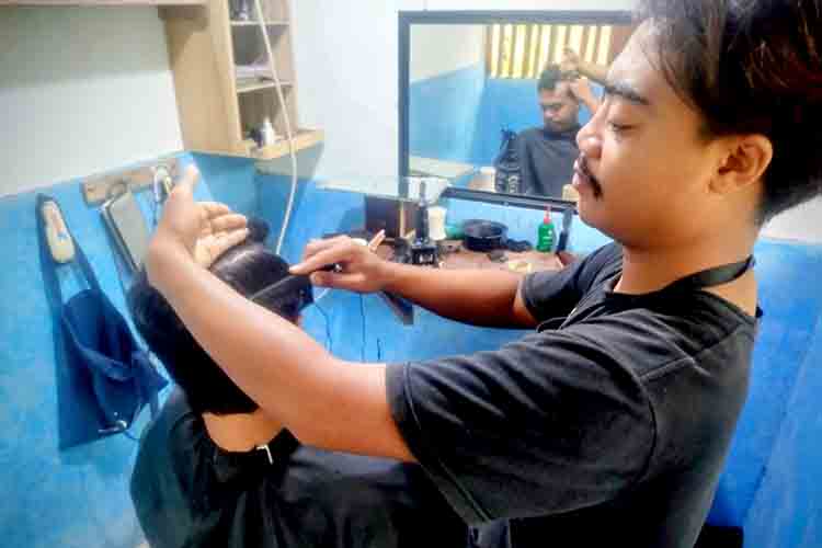 Barbershop Pemuda Dusun Gol Tetap Eksis Berkat Program Pemberdayaan