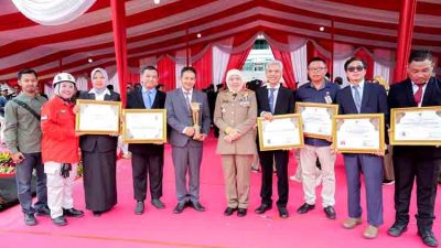 Bupati Tuban Terima Penghargaan Pembina K3 Gold