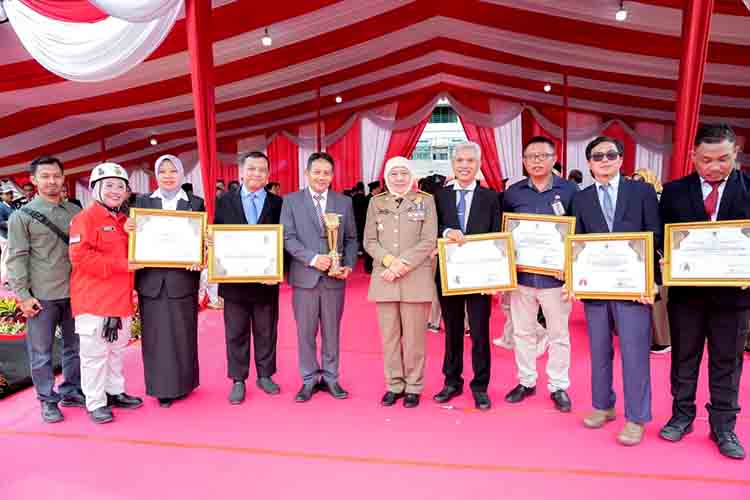 Bupati Tuban Terima Penghargaan Pembina K3 Gold