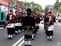 Dandim Pemalang Ikuti Karnaval Kirab Gunungan Hasil Bumi HUT ke-451 Kabupaten Pemalang