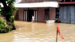 Derasnya Hujan, Sungai Moropelang Mengamuk: 50 Rumah Warga Babat Terenda
