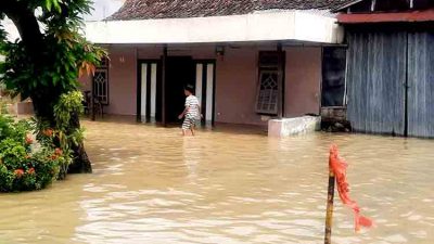 Derasnya Hujan, Sungai Moropelang Mengamuk: 50 Rumah Warga Babat Terenda