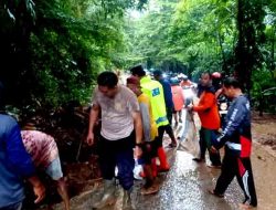 Gercep! Polres Ngawi dan Stakeholder Terkait, Evakuasi Longsor di Jalan Raya Ngrambe