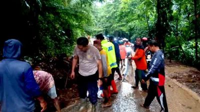 Gercep! Polres Ngawi dan Stakeholder Terkait, Evakuasi Longsor di Jalan Raya Ngrambe