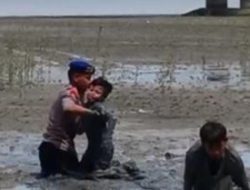 Respons Cepat Dit Polairud Polda Jatim Selamatkan Dua Anak Terjebak Lumpur di Wisata Kenjeran