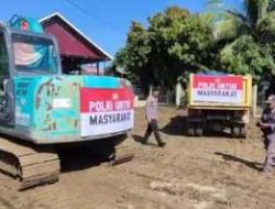 Bantuan Alat Berat Kapolri Dukung Pembersihan Lumpur Pasca Banjir di Pidie